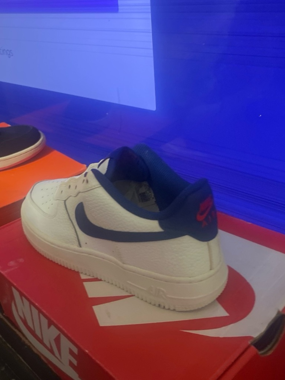 Nike Kids White and Navy Low-Top Sneaker - Picture 5 of 9